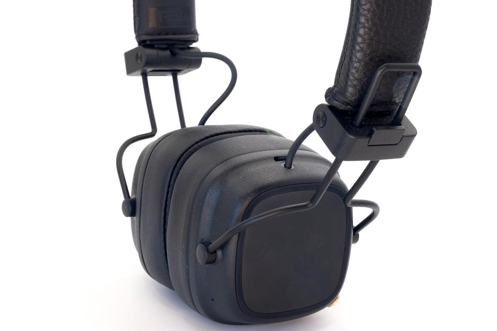 Brain-computer interface headset with holographic display